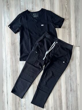 Women’s Figs Black Scrub Set Top Short Sleeve And Pants Large L/P